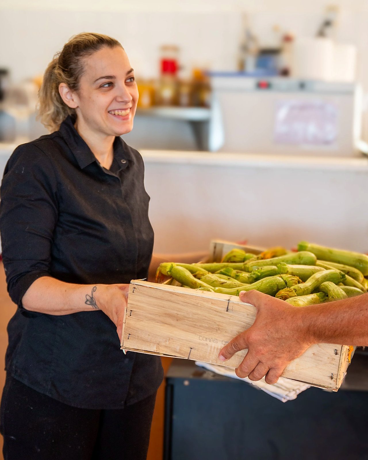 Nathalie Ragot avec les produits du jour