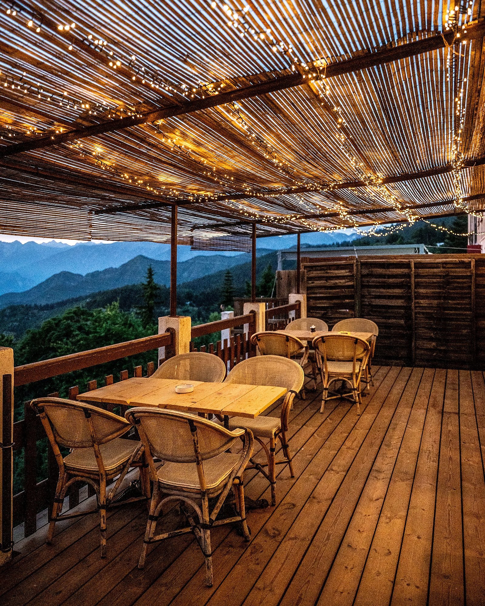 La terrasse panoramique sous les guirlandes