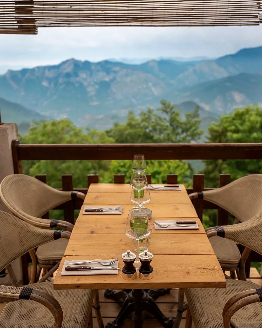 Une table dressée du Refuge face aux montagnes